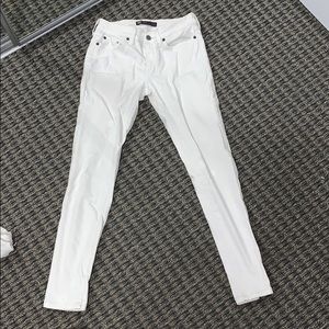 White Levi’s skinny jeans